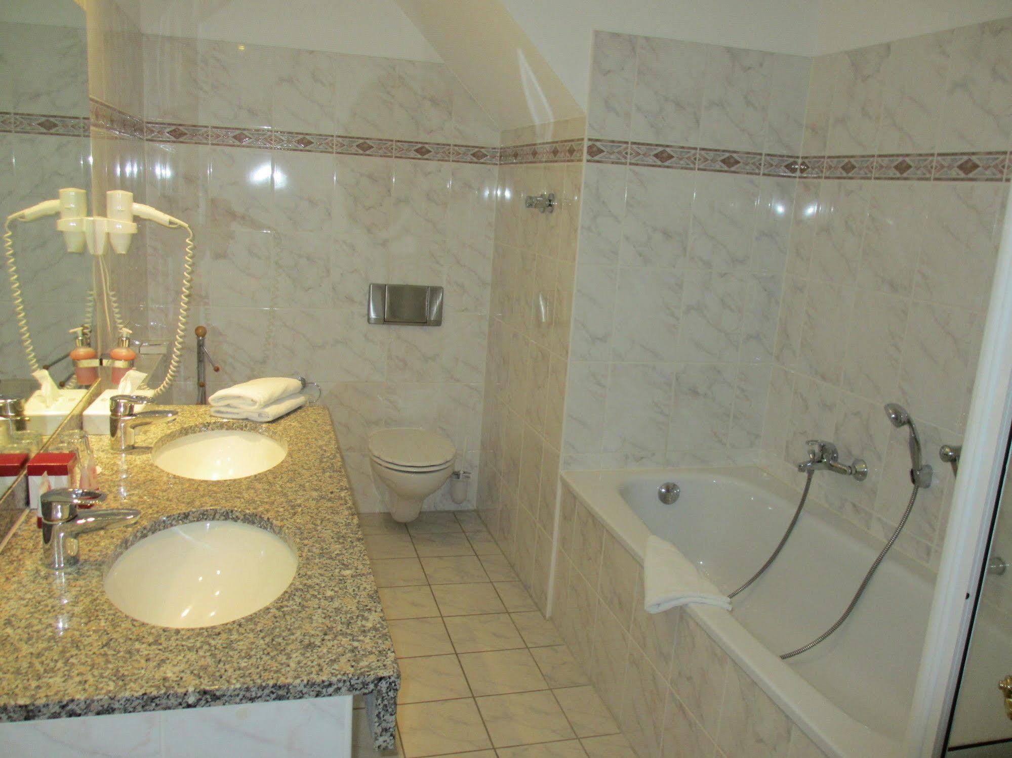 Seehotel Schloss Клинк Экстерьер фото